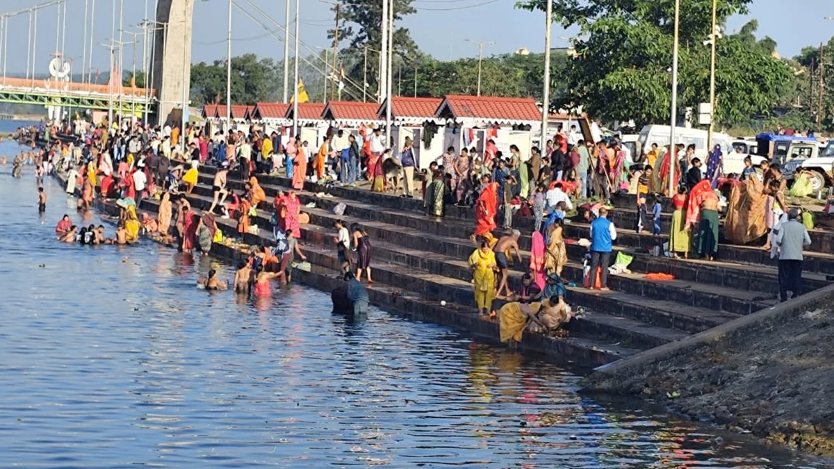 कार्तिक पूर्णिमा पर अमरकंटक में उमड़ी श्रद्धालुओं की भीड़, नर्मदा तट पर कर रहे पुण्य स्नान