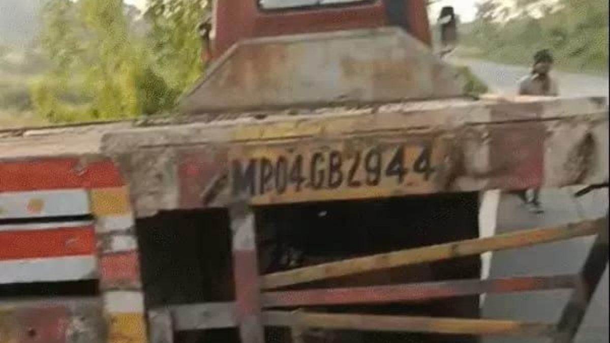 MP Road Accident: जबलपुर-अमरकंटक मार्ग पर भीषण हादसा, ट्राला में घुसी बाइक, पति-पत्नी सहित चार की दर्दनाक मौत