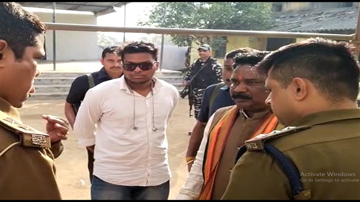 ब्रम्‍हानंद नेताम को बगैर लिए वापस लौटी झारखंड पुलिस, कार्यकर्ताओं ने रोक रखा था गाड़ी का रास्ता