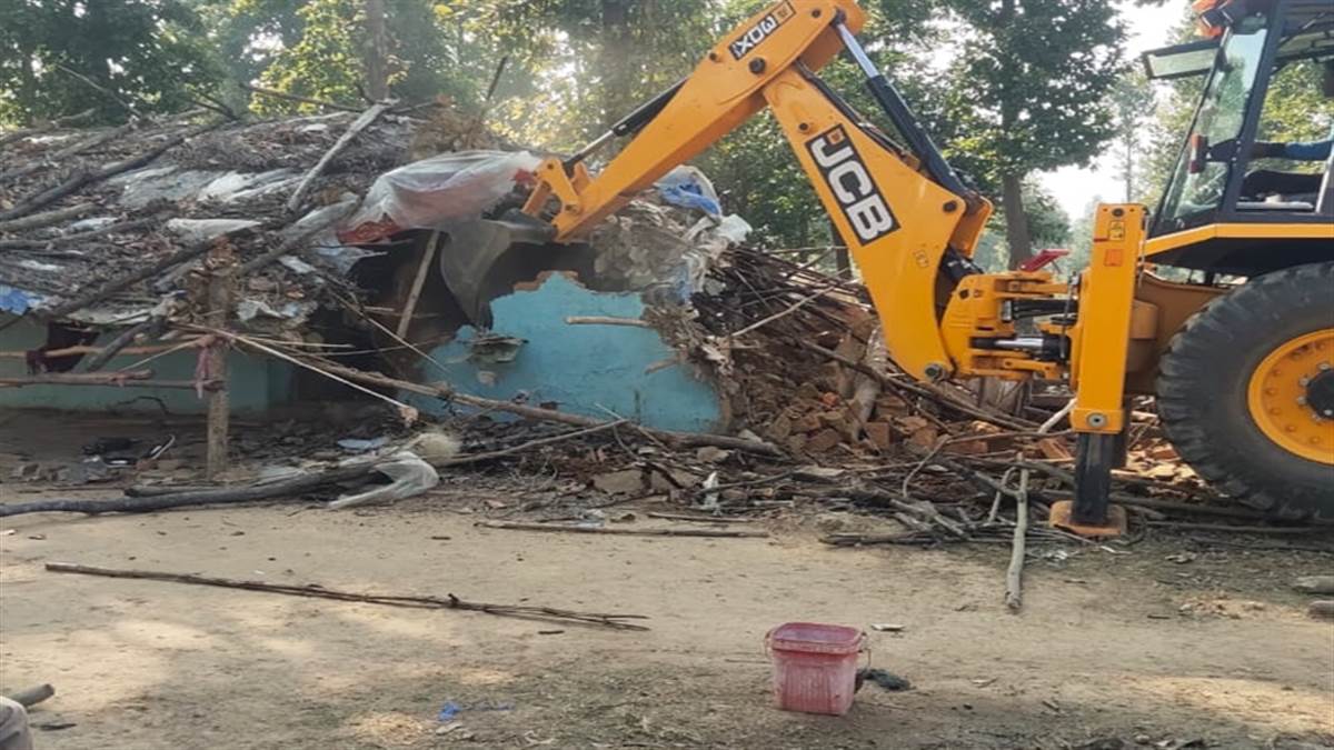बिलासपुर में एक हेक्टेयर वनभूमि पर कब्जा, एक्सीवेटर से‍ गिराए मकान