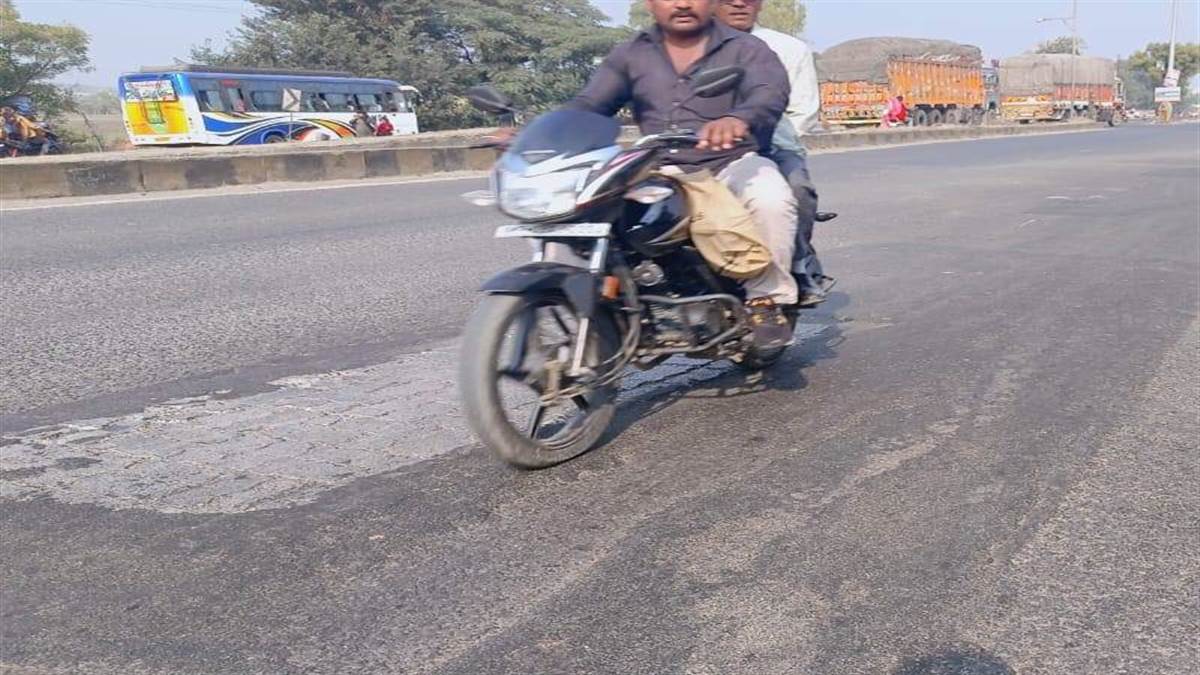 Road Safety Campaign Dewas: देवास से इंदौर के बीच पेवर ब्लाक से भर डाले गड्ढे
