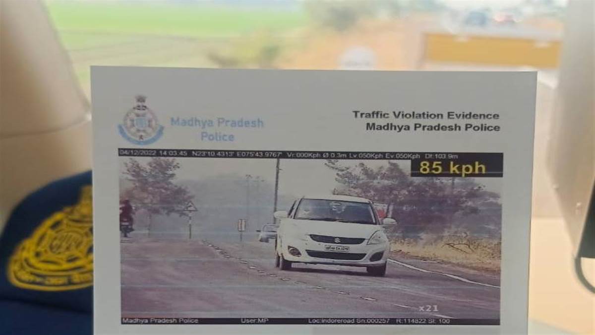 Road Safety Campaign Ujjain: तेज गति से वाहन चला रहे लोगों पर पुलिस ने कड़ी की नजर, बना रही चालान, समझाइश भी दे रही