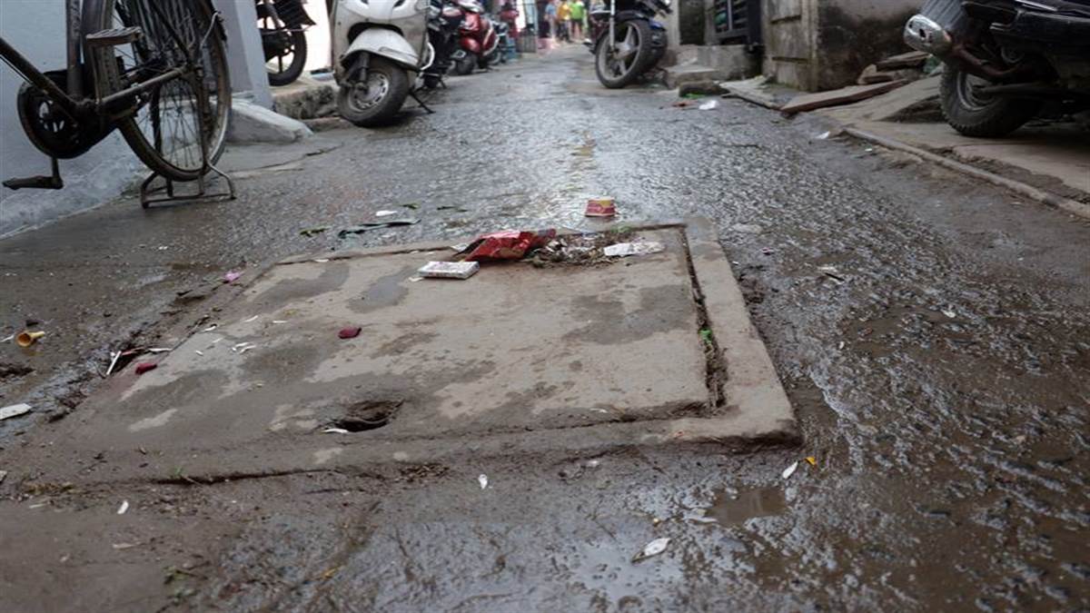 Indore News: संकरी गलियों में पसरा कचरा, आए दिन चोक हो जाता है ड्रेनेज
