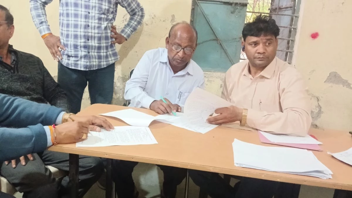 'मामला भारी है, वजन रखना पड़ेगा', खरगोन में रिश्वत लेते रंगे हाथ पकड़ा गया पटवारी, लोकायुक्त टीम की बड़ी कार्रवाई