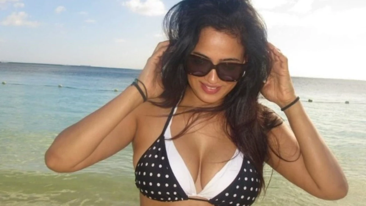 Shweta Tiwari ने बेड पर लेटकर दिए किलर पोज, 45 की उम्र में एक्ट्रेस को देख आंखें मसलने लगे लोग