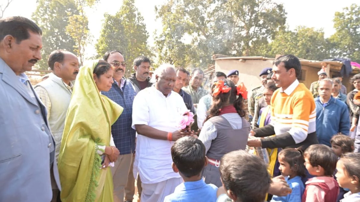 अंबिकापुर में बदलाव की बयार... माओवादी प्रभावित गांवों में अब पहुंच रहा विकास, सांसद के साथ ग्रामीणों ने मनाया जश्न