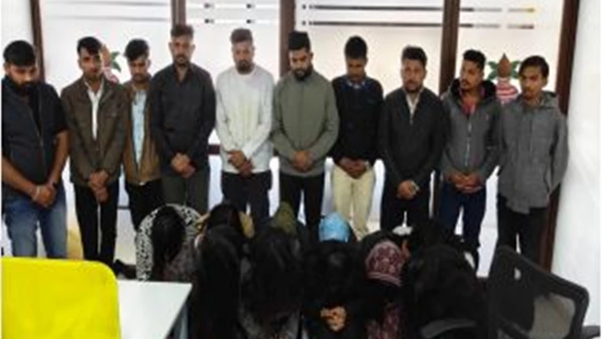 इंदौर में चल रहा था साइबर ठगी का कॉल सेंटर, फोन कर फर्जी ट्रेडिंग एप में करवाते थे निवेश, 20 गिरफ्तार