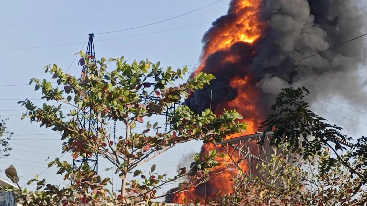 बिलासपुर के मोपका सब स्टेशन में भीषण आग, आधा शहर अंधेरे में डूबा