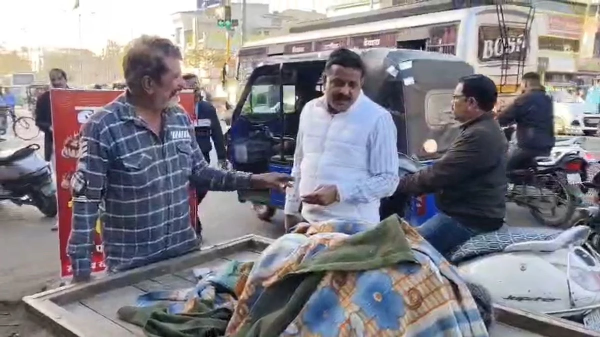 'गरीब की नहीं कोई सुनवाई', ठेले पर बीमार महिला को अस्पताल ले जाने पर मजबूर व्यक्ति, वीडियो वायरल