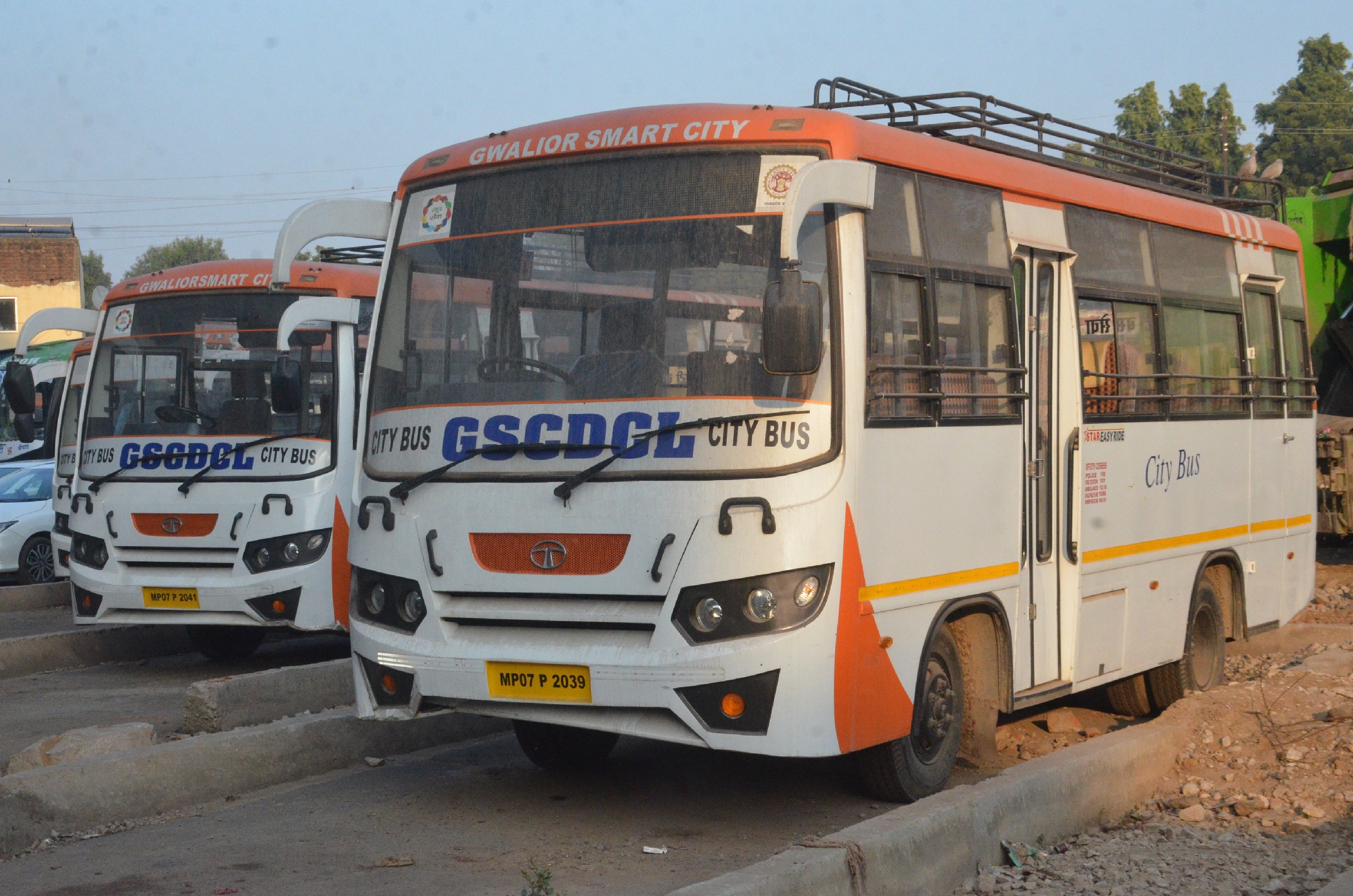 Smart Bus Wheels Jammed In City Traffic Helpless People