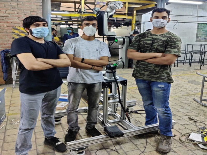 तीन युवाओं ने मिलकर बनाई कंपनी, अब यूएस तक सप्लाई कर रहे रोबोट