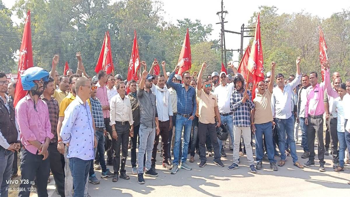 Janjgir-champa Information : केएसके प्लांट के श्रमिक बाइक रैली निकालकर पहुंचे कलेक्टोरेट