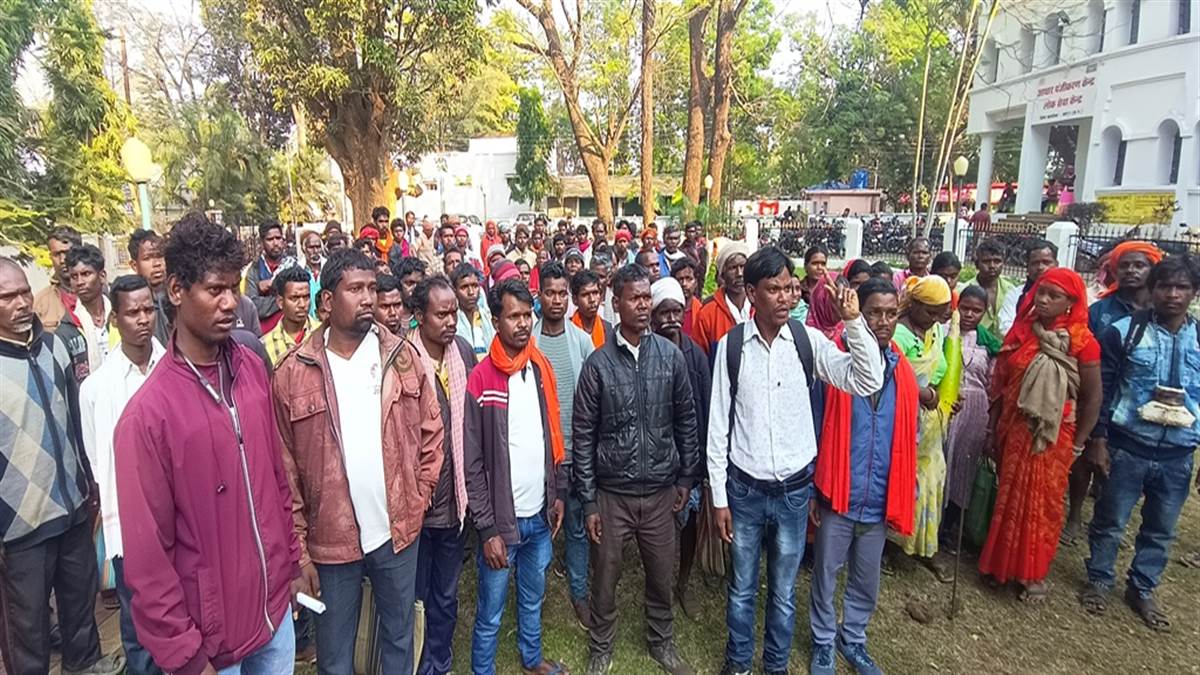 Jashpur Information:साहब,हम भी कोरवा हैं,लेकिन दिहाड़ी के नाम पर हम सालों से भटक रहें
