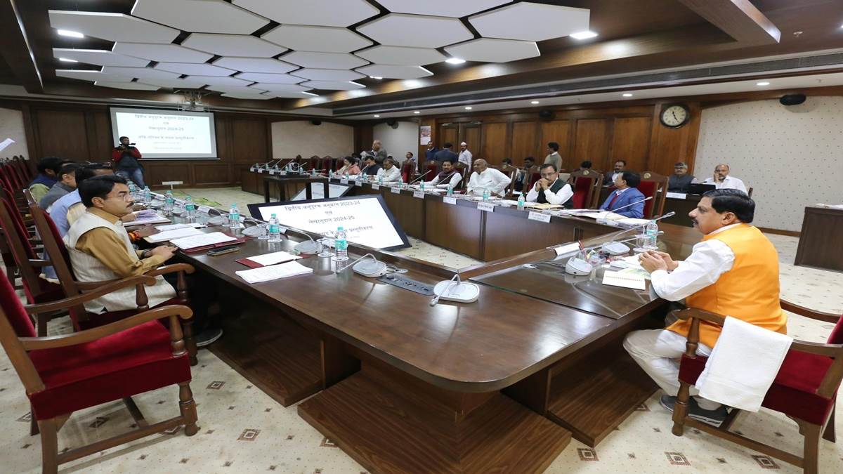 MP Cupboard Assembly: धार्मिक स्थलों और स्कूलों से डेढ़ किलोमीटर दूर होगी शराब दुकान, कुलपति को अब कुलगुरू कहा जाएगा
