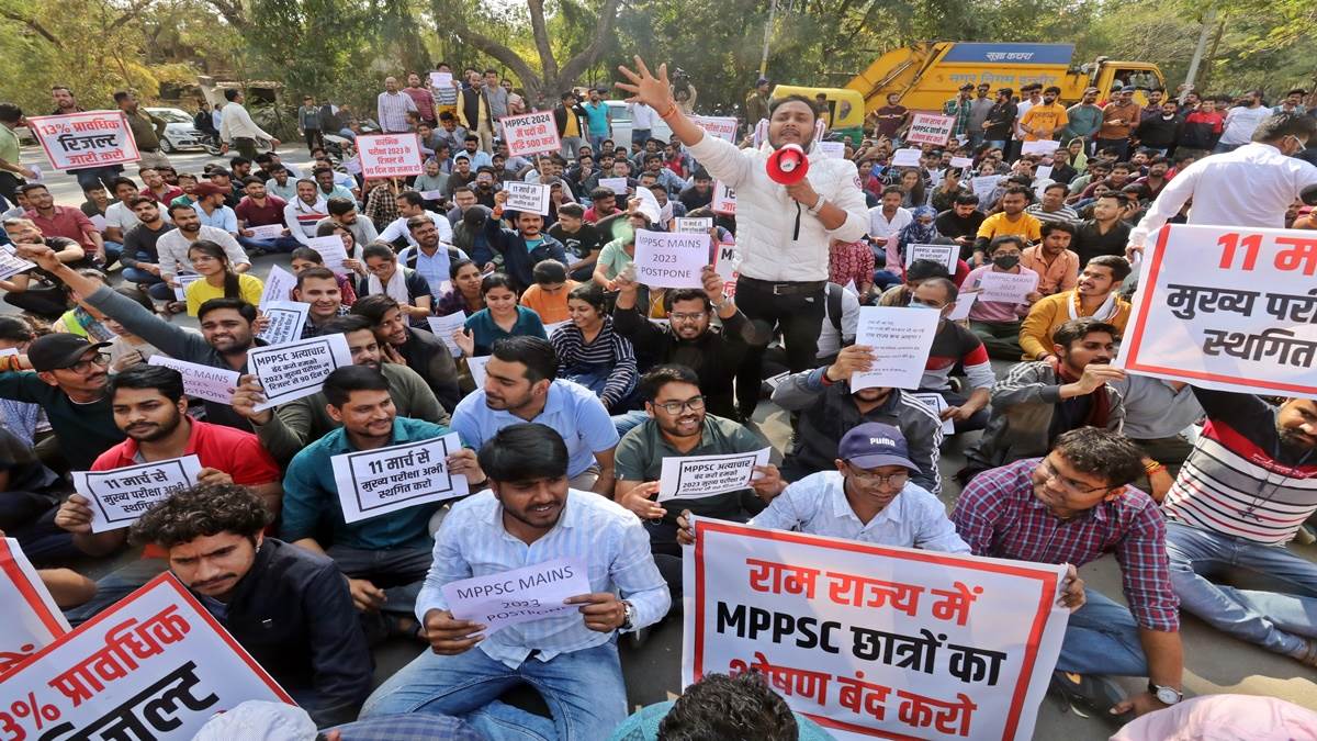 MPPSC: इंदौर में पीएससी पर पहली बार रातभर धरना-प्रदर्शन, 18 घंटे से ज्यादा जारी है विरोध