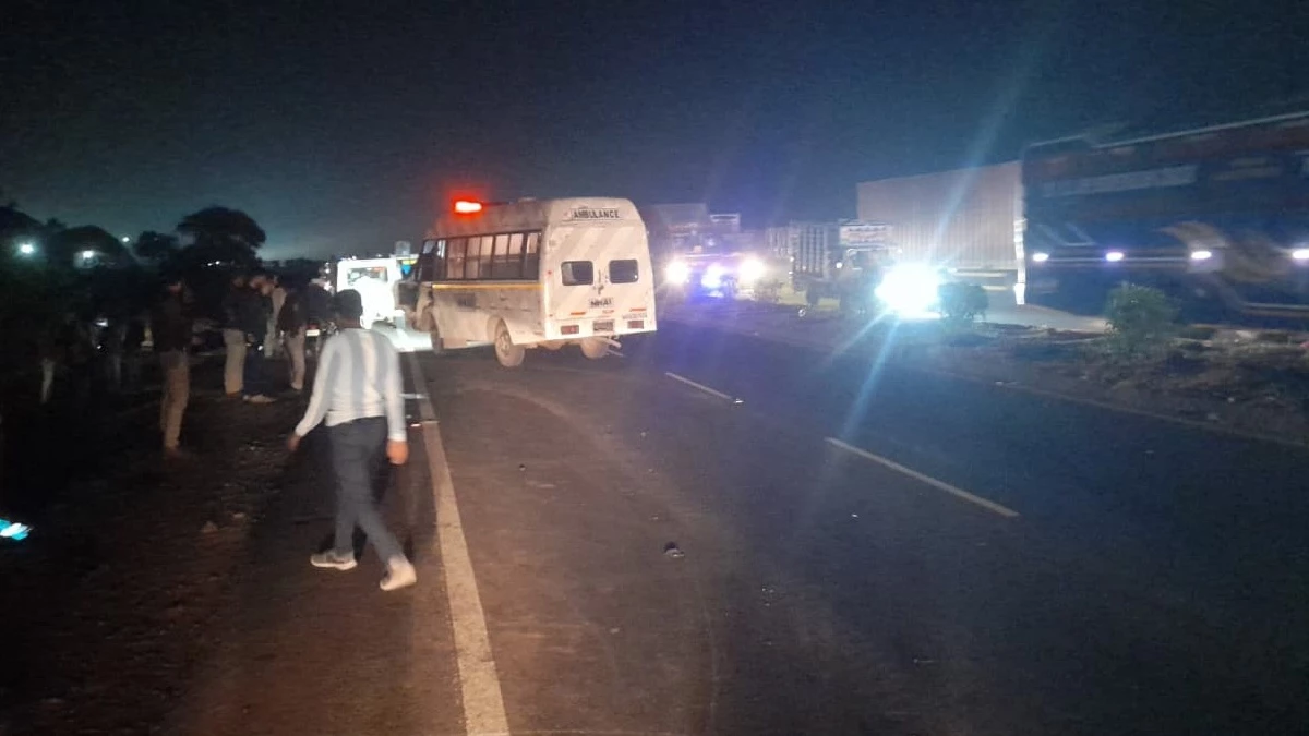 बड़वानी में हादसा, बाइक से टकराकर ओवरलोड वाहन पलटा, तीन लोगों की मौत, दो महिलाएं गंभीर घायल