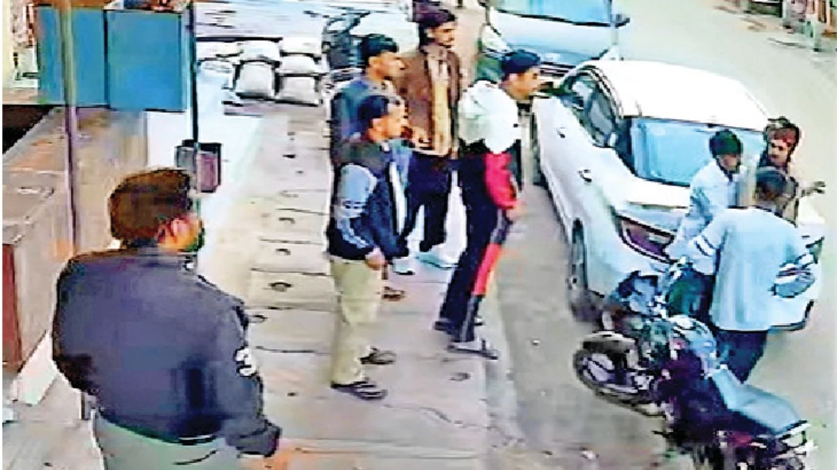 पहले मिले गले, फिर विवाद होने पर एक ने दूसरे को मार दी गोली, ग्वालियर का VIDEO वायरल