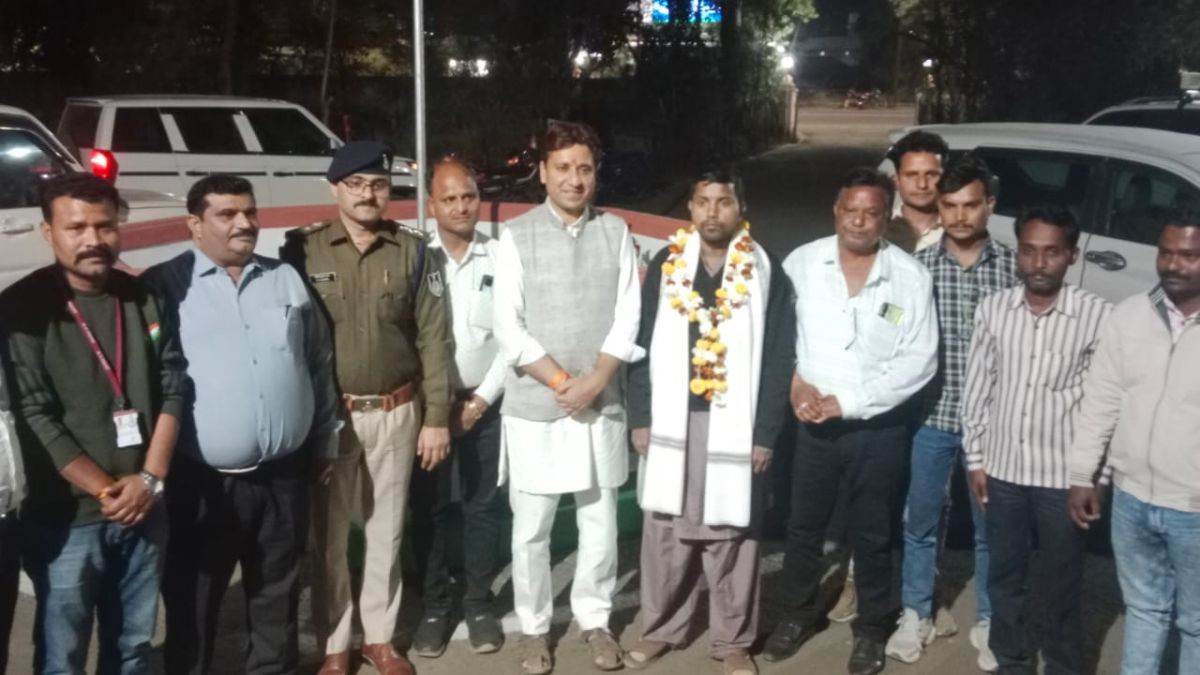 बालाघाट पहुंचे पाकिस्तान से रिहा हुए प्रसन्नजीत रंगारी, ढोल नगाड़ों से हुआ स्वागत, भाई को देख रो पड़ी बहन