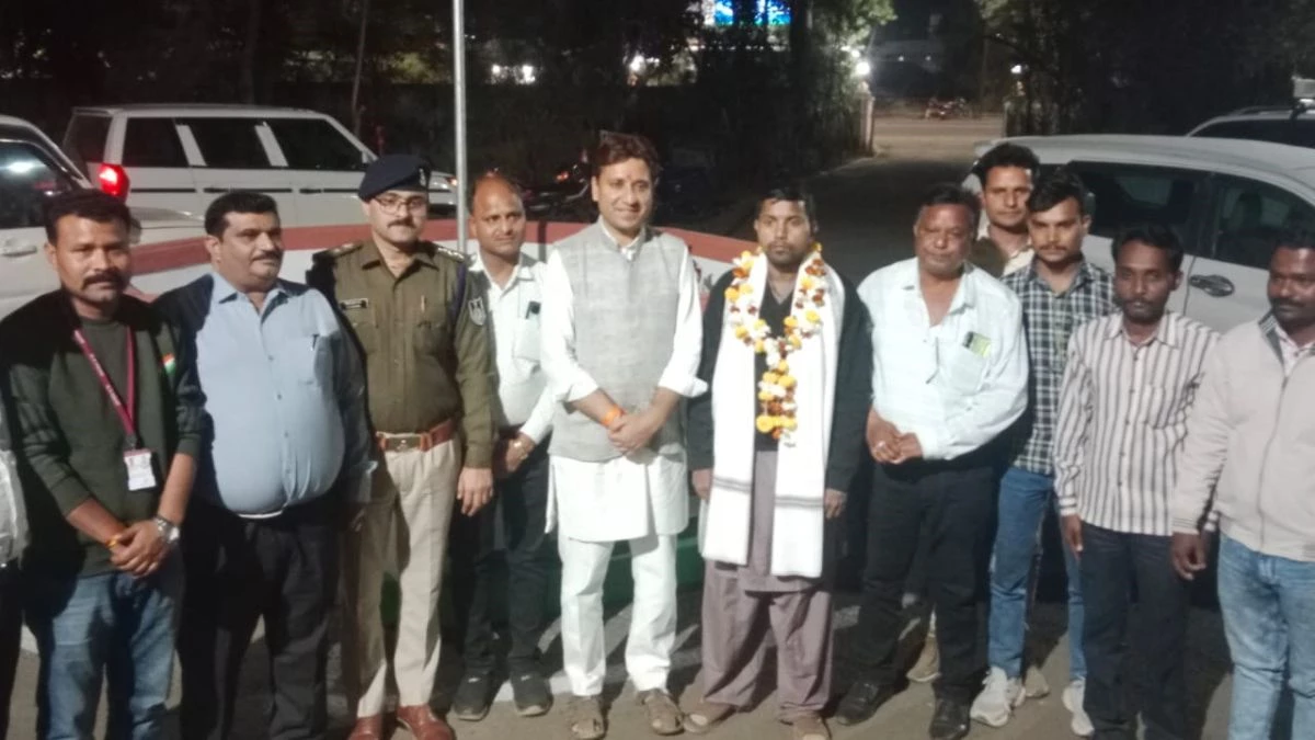 बालाघाट पहुंचे पाकिस्तान से रिहा हुए प्रसन्नजीत रंगारी, ढोल नगाड़ों से हुआ स्वागत, भाई को देख रो पड़ी बहन