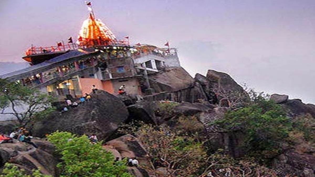 Rajnandgaon News डोंगरगढ़ में युवक ने पूर्व प्रेमिका के सामने पहाड़ी