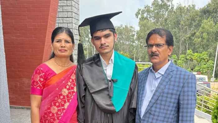 UPSC CSE Final Result 2025: दृष्टिबाधित अक्षत की पहली उड़ान और समीक्षा की जिद्द की जीत, इंदौर का नाम किया रोशन