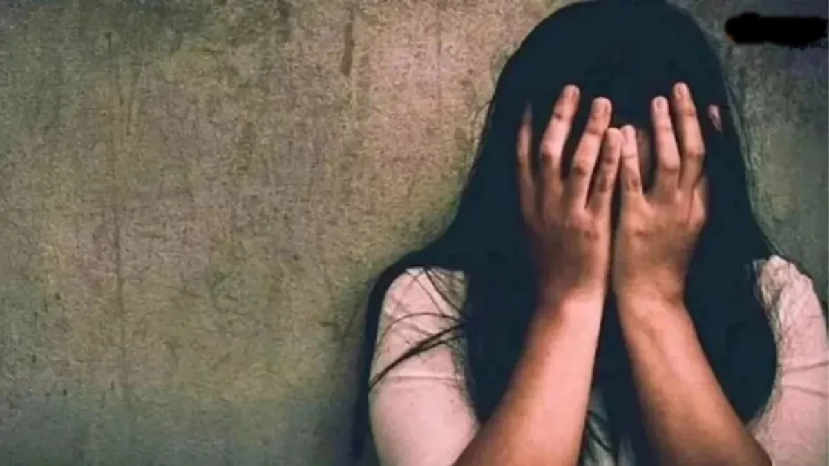 दुष्‍कर्म पीडि़ता गर्भवती हो गई, एफआईआर कराने गई तो गांव वालों उसके परिवार का ही कर डाला बहिष्‍कार