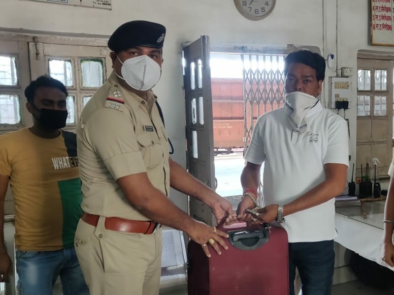 Railway bilaspur news: आरपीएफ की सक्रियता से यात्री को मिला नकद समेत ट्राली बैग में रखा सामान