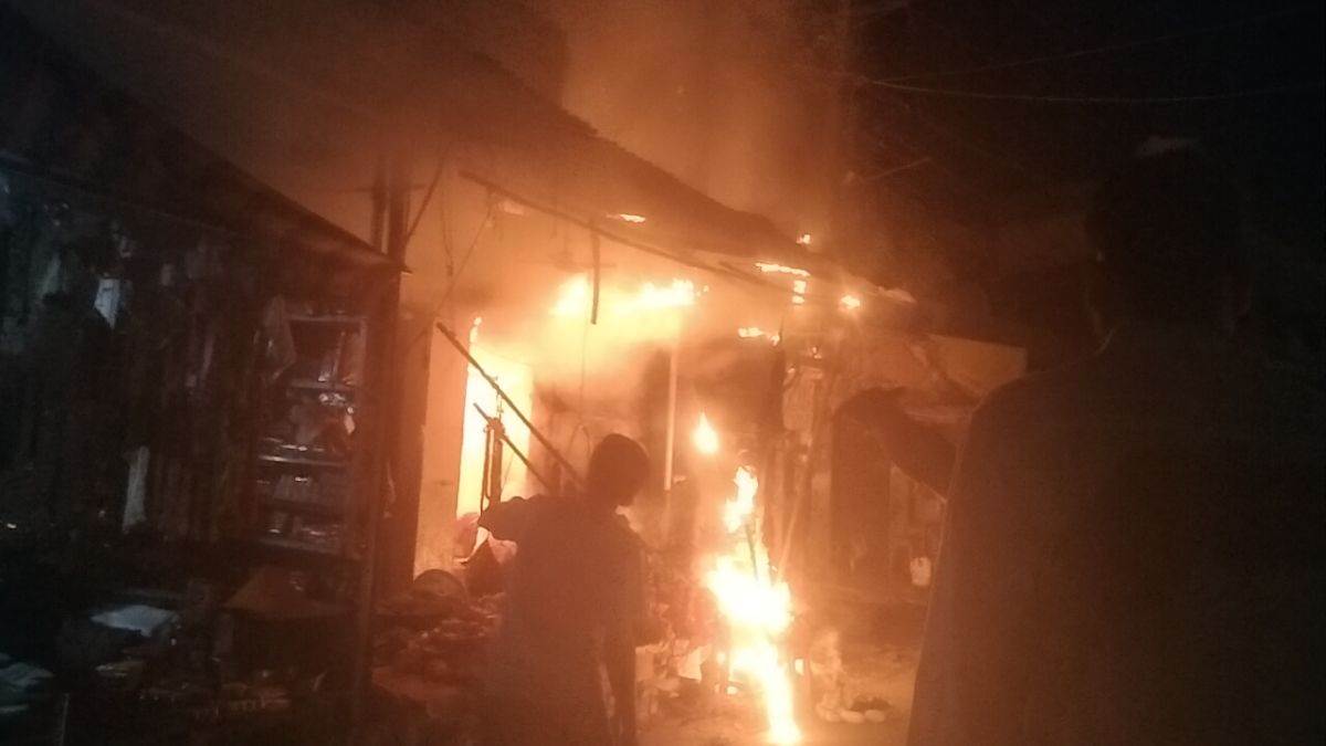 Omkareshwar News: ओंकारेश्वर में ट्रांसफार्मर में लगी आग, मकान आया चपेट में, नगर परिषद के फायर ब्रिगेड ने किया काबू