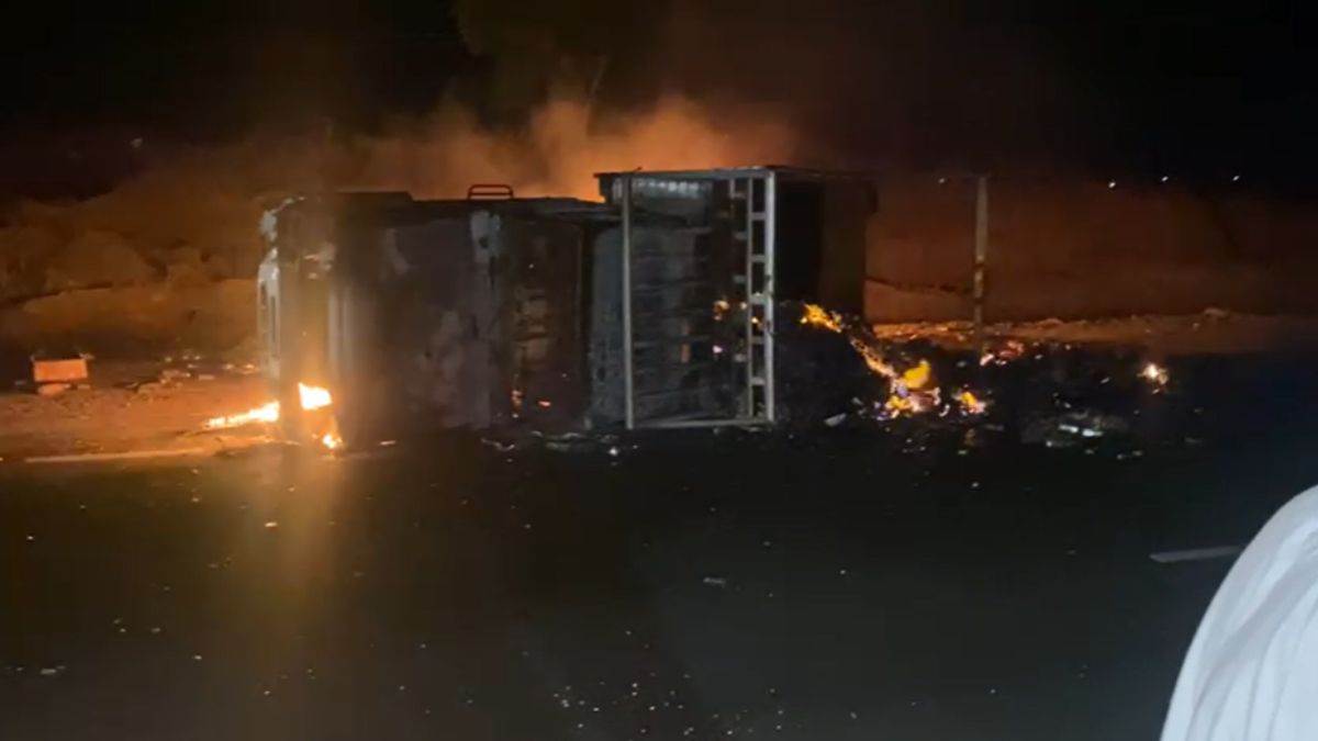 Khargone News: इंदौर-इछापुर हाईवे पर पलटा बीयर से भरा ट्रक, आग लगी