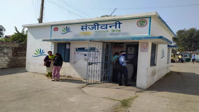 जबलपुर स्वास्थ्य विभाग में 'सफेद झूठ'... संजीवनी क्लीनिकों में बिना पुताई निकाल लिए लाखों; कागजों पर खरीदे कंप्यूटर, मौके पर मेज भी खाली