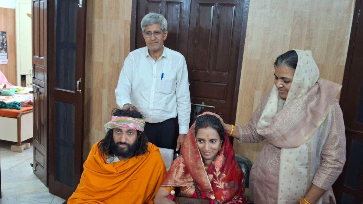 कुंभ में फेमस हुए IIT वाले बाबा ने रचाई शादी, कर्नाटक की इंजीनियर बनीं हमसफर
