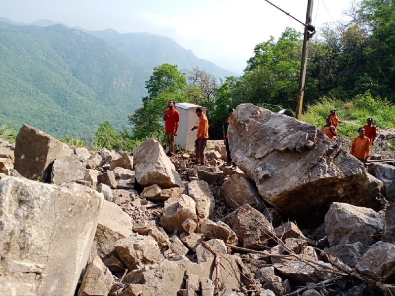 Chhattisgarh News : रेल लाइन से मलबा हटाने में लगे श्रमिकों पर टूटा पहाड़, तीन की मौत