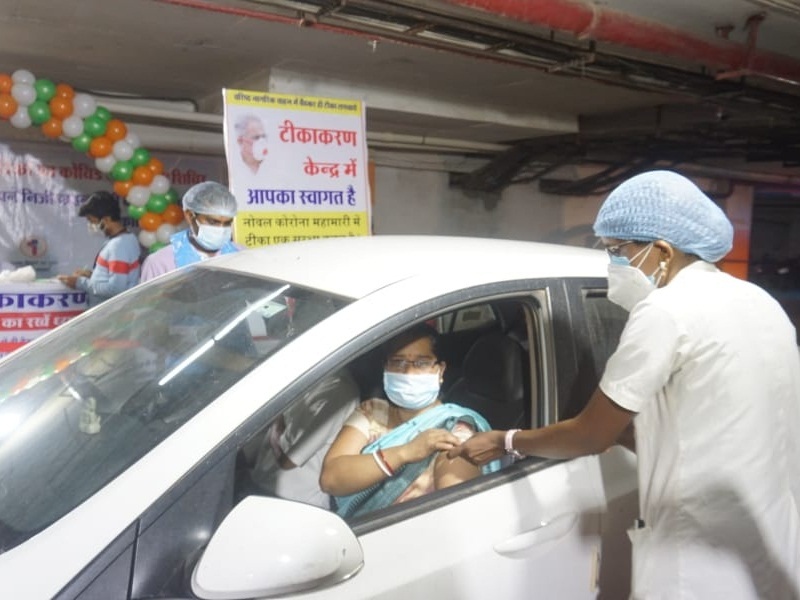 Drive In Vaccination No need to line up in the elderly get the Corona vaccine installed in your car