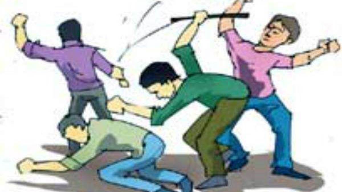 Dhamtari: मामूली विवाद में वकील और दो व्यापारियों को युवकों के समूह ने बेदम पीटा, चाकू और डंडा से किया हमला