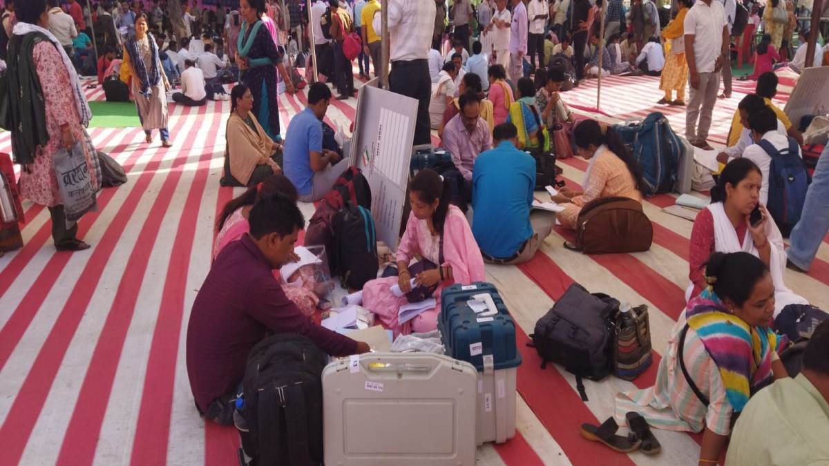 Sagar News: सागर जि‍ला मुख्‍यालय में व‍ितर‍ित की जा रही है चुनाव सामग्री