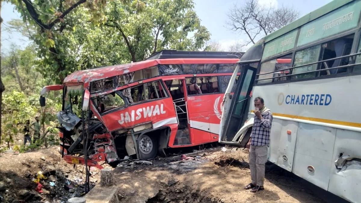Two buses collided at Kalwar Ghat of Indore Betul Highway, more than 45 injured, one killed
