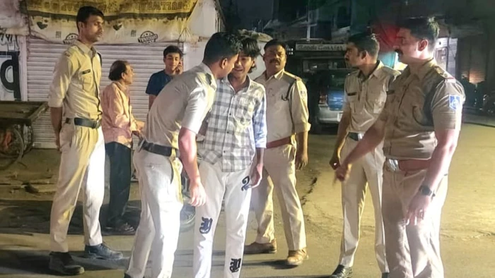 रतलाम में वाहन खड़ा करने के विवाद में भाई-बहन पर चाकू से हमला, दो से चाकू जब्त