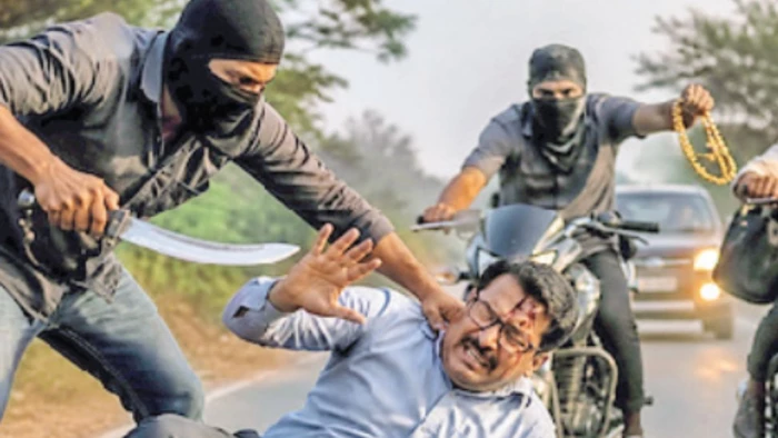 रायपुर में मैनेजर पर तलवार से हमला कर एक करोड़ के जेवर लूट ले गए बदमाश