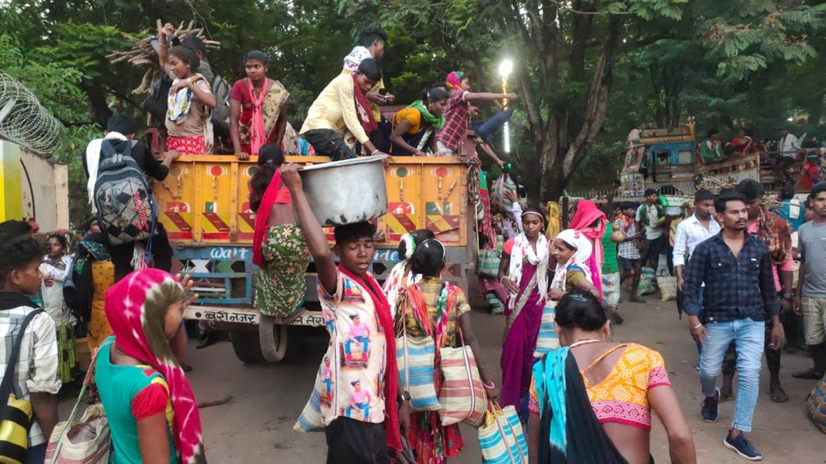 Dantewada: बचेली में देर रात अचानक जुटे हजारों आदिवासी, साथ लेकर पहुंचे खाने पीने का राशन, जानिए वजह