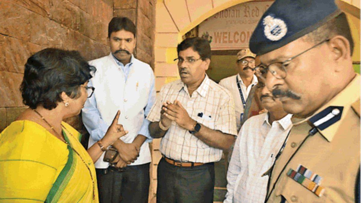 रायपुर कलेक्ट्रेट में लगी महिला आयोग की कचहरी, राष्ट्रीय अध्यक्ष ने की मामलों की सुनवाई, पुलिस पर केस दबाने का आरोप