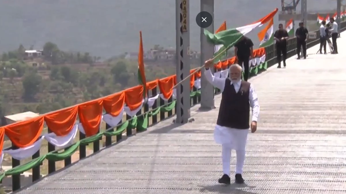 LIVE Video: तिरंगा लहराकर पीएम मोदी ने किया चिनाब ब्रिज का उद्घाटन, कटरा-श्रीनगर वंदे भारत एक्सप्रेस को दिखाई हरी झंडी