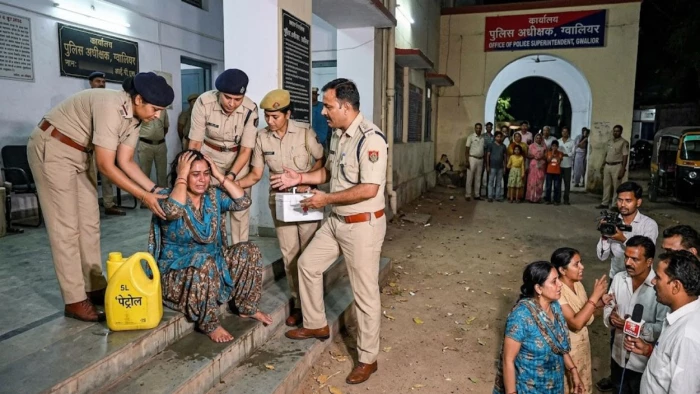 एसपी ऑफिस में महिला ने खुद पर डाला पेट्रोल, बहन ने हड़पा था फाइनेंस कराया ऑटो