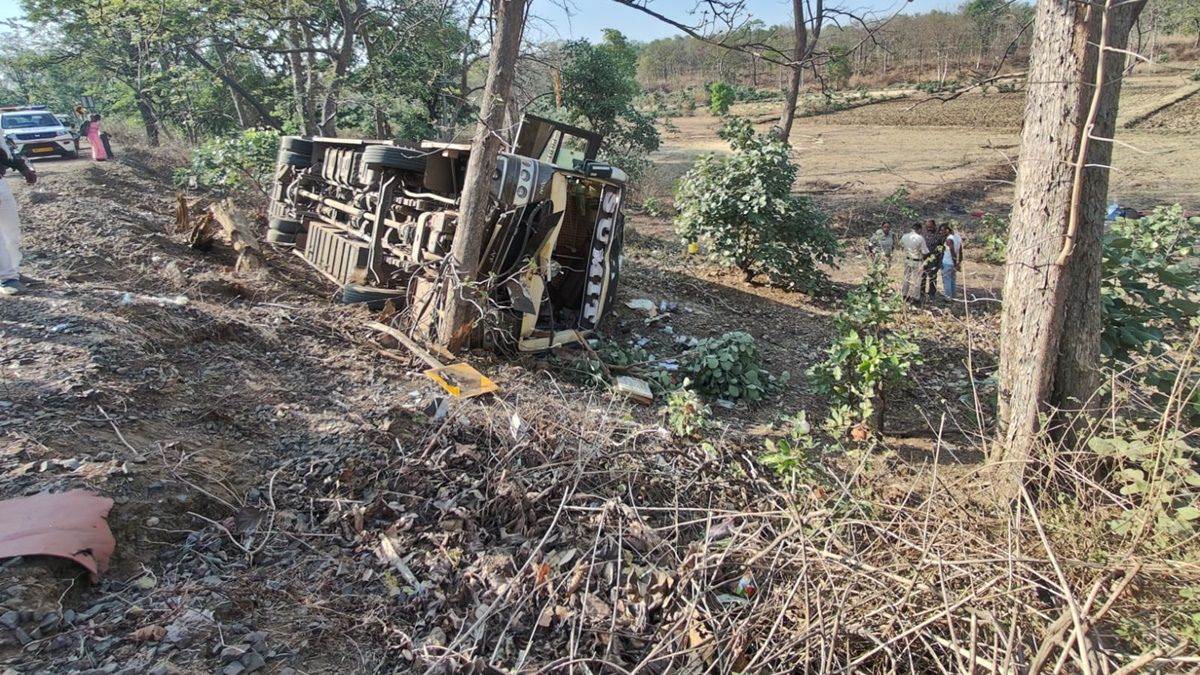 MP के मंडला जिले में बस पलटने से 27 यात्री घायल, 11 को जबलपुर किया रेफर; छत्तीसगढ़ के दुर्ग से जा रही थी वृंदावन