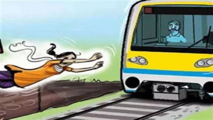 रेलवे ओवरब्रिज से पटरी पर गिरी NEET की छात्रा, काफी देर तक तड़पती रही पुलिसकर्मी की बेटी, लोगों ने पहुंचाया अस्पताल