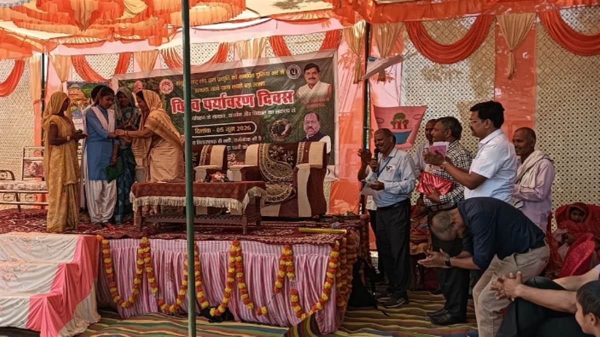 सीधी में छात्रा ने सुना दिया स्लोगन तो कलेक्टर ने अपनी कलाई घड़ी गिफ्ट कर दी