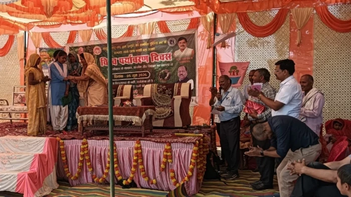 सीधी में छात्रा ने सुना दिया स्लोगन तो कलेक्टर ने अपनी कलाई घड़ी गिफ्ट कर दी