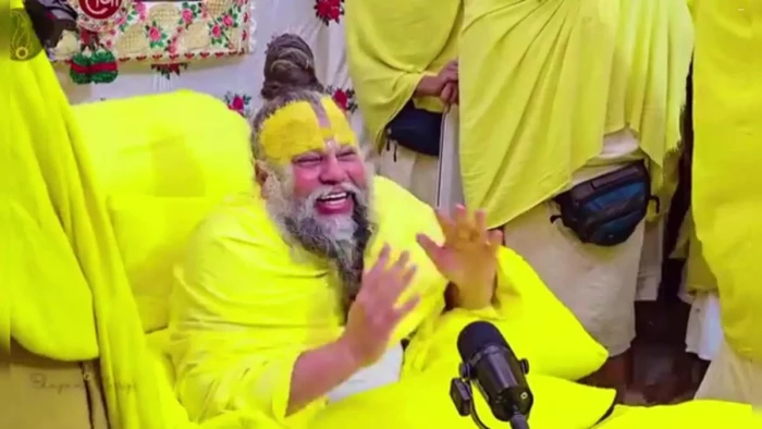 प्रेमानंद महाराज को हंसाने वाले कलाकार का सामान चोरी, बैग लेकर ई-रिक्शा चालक फरार, पुलिस में शिकायत