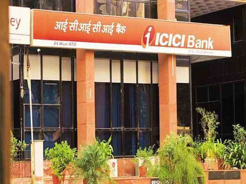 SBI के बाद अब ICICI बैंक भी बदलेगा नियम, 1 अगस्त से ATM से पैसे निकालना होगा महंगा