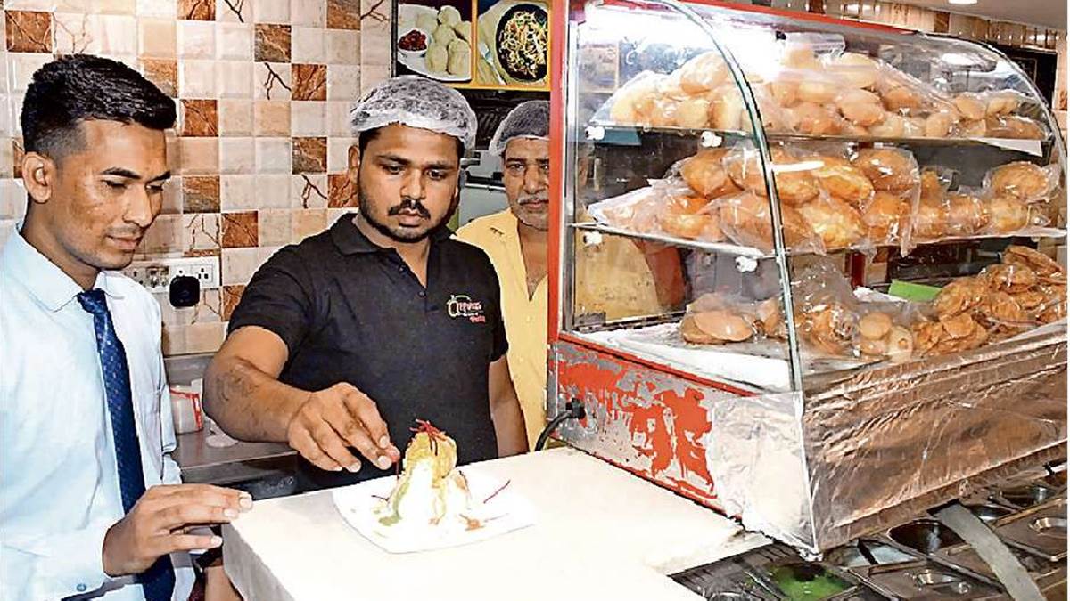 Jayka in Gwalior: बारिश में लोगों को रिझाती है स्वादिष्ट राज कचौड़ी