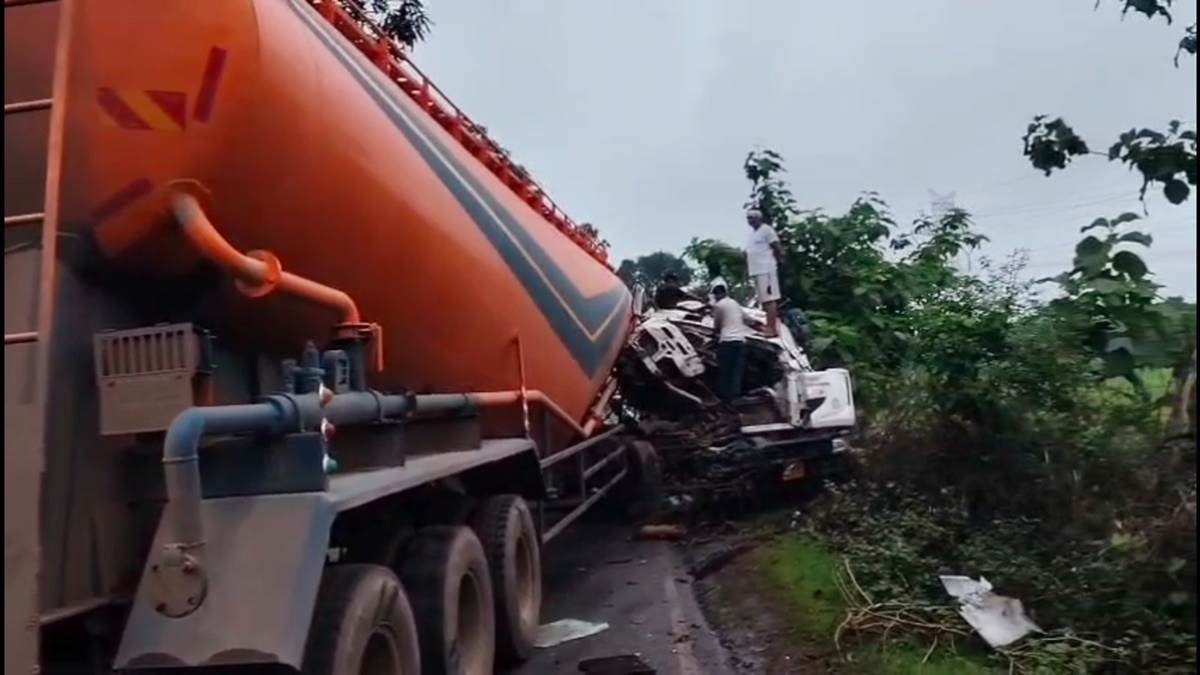 छतरपुर के बकस्वाहा इलाके में कंटेनर और ट्रक की टक्कर, डेढ घंटे की मशक्कत के...